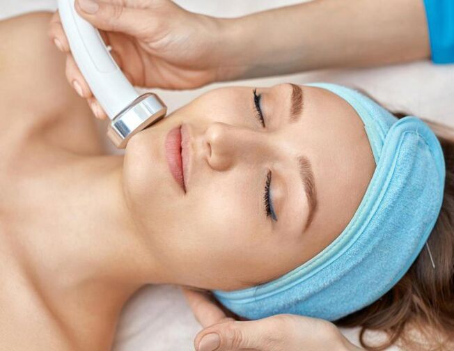 La fille fait une correction de l'ovale du visage