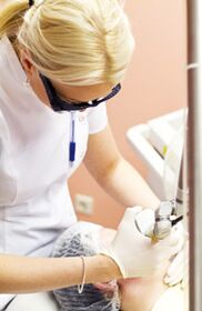 Un médecin effectue une procédure de photothermolyse.