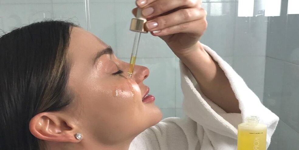 Utilisez des huiles pour le rajeunissement du visage.