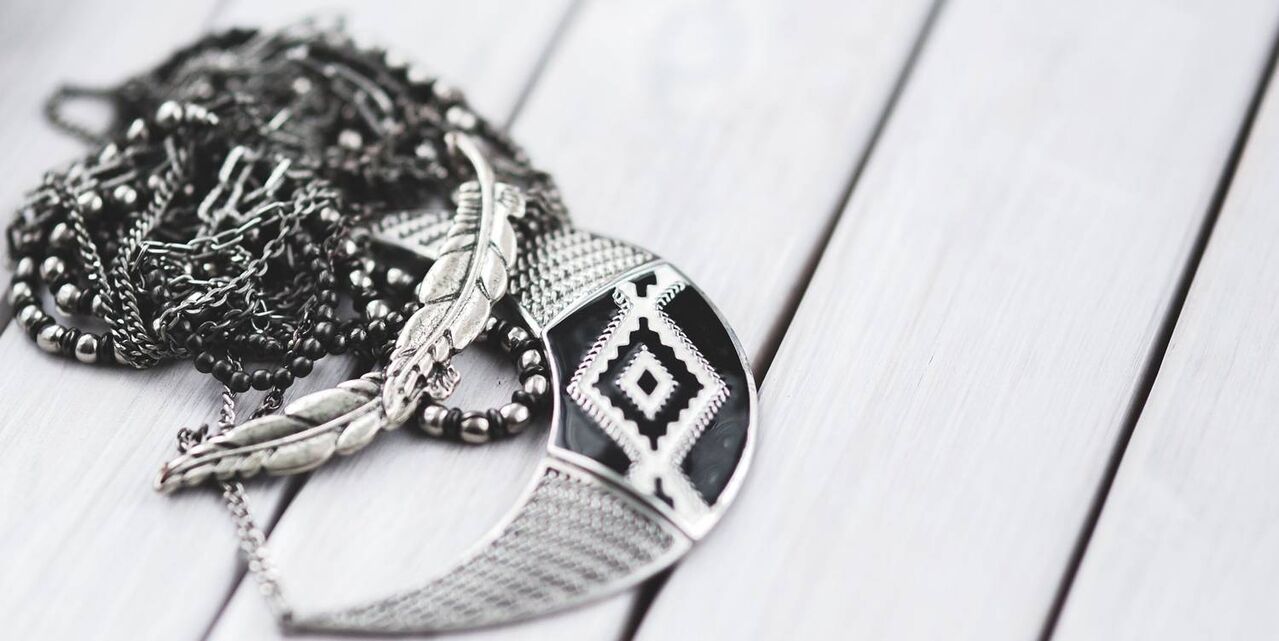 Bijoux en argent pour fabriquer du tonique pour le visage.