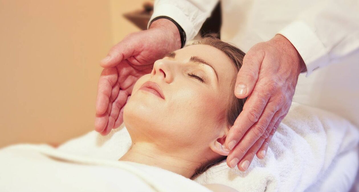 Massage du contour du visage comme forme de rajeunissement.