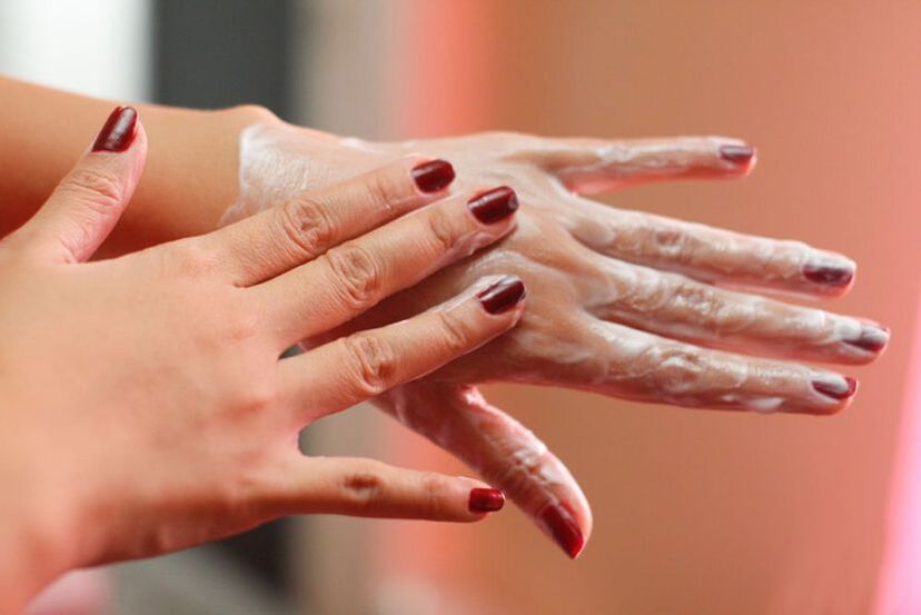 appliquer une crème sur les mains pour rajeunir la peau