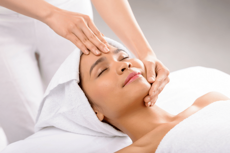 Le massage est l'une des méthodes permettant de rajeunir la peau du visage et du corps. 